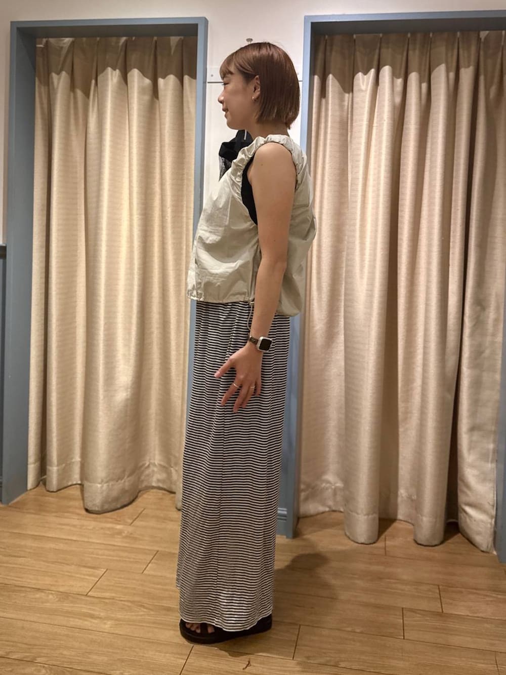 グリーン系のシャツ/ブラウス、ホワイト系のその他パンツ、ブラウン系のサンダルを着用したレディースの夏コーディネートの2枚目の写真