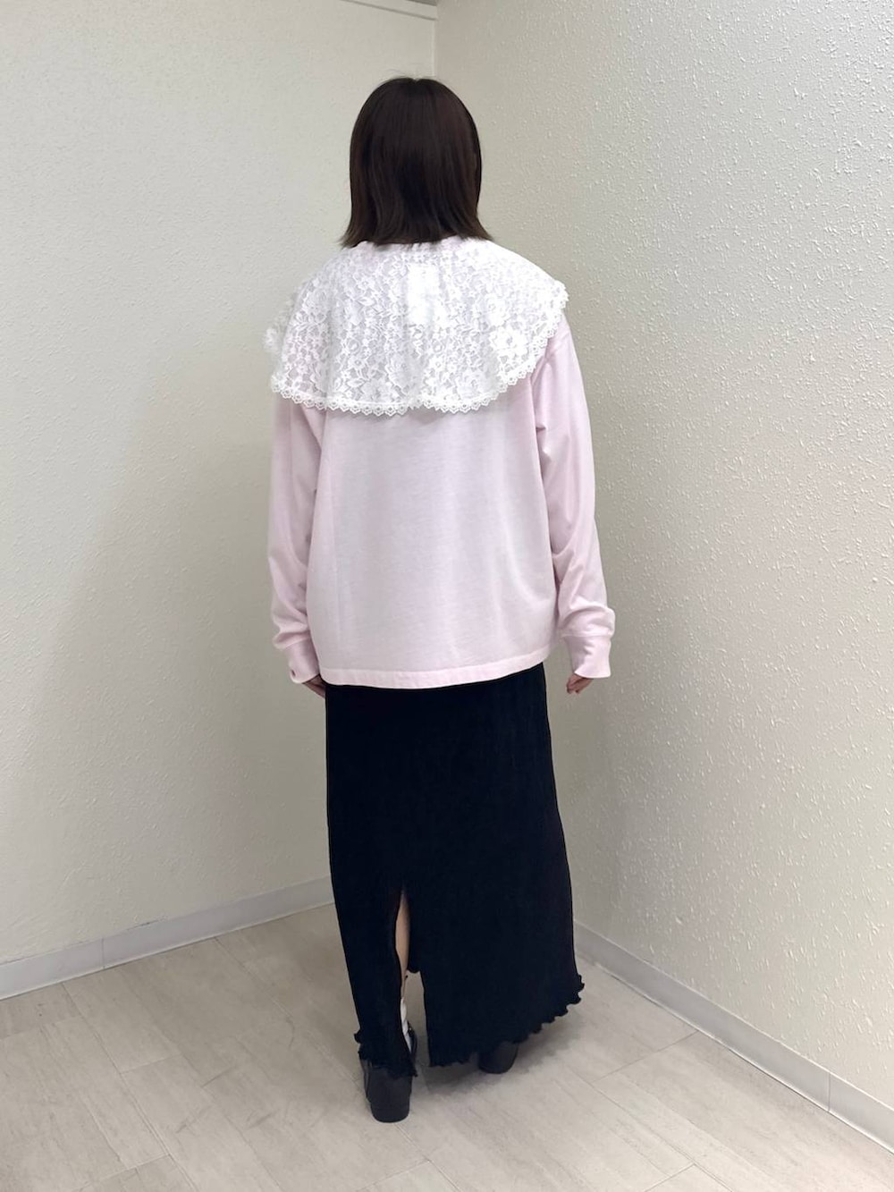 ブラック系のローファー、ピンク系のTシャツ/カットソー、ブラック系のスカートを着用したレディースの秋コーディネートの4枚目の写真