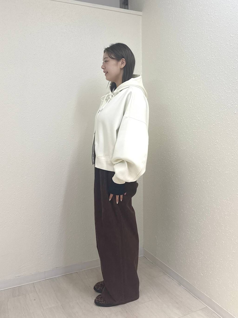 ブラウン系のその他パンツ、その他のローファー、ベージュ系のパーカーを着用したレディースの冬コーディネートの2枚目の写真