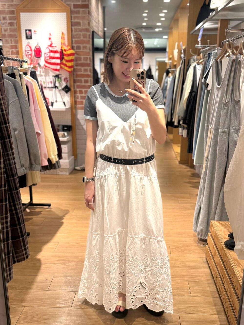 ホワイト系のサンダル、グレー系のTシャツ/カットソー、ホワイト系のワンピースを着用したレディースの春コーディネートの2枚目の写真