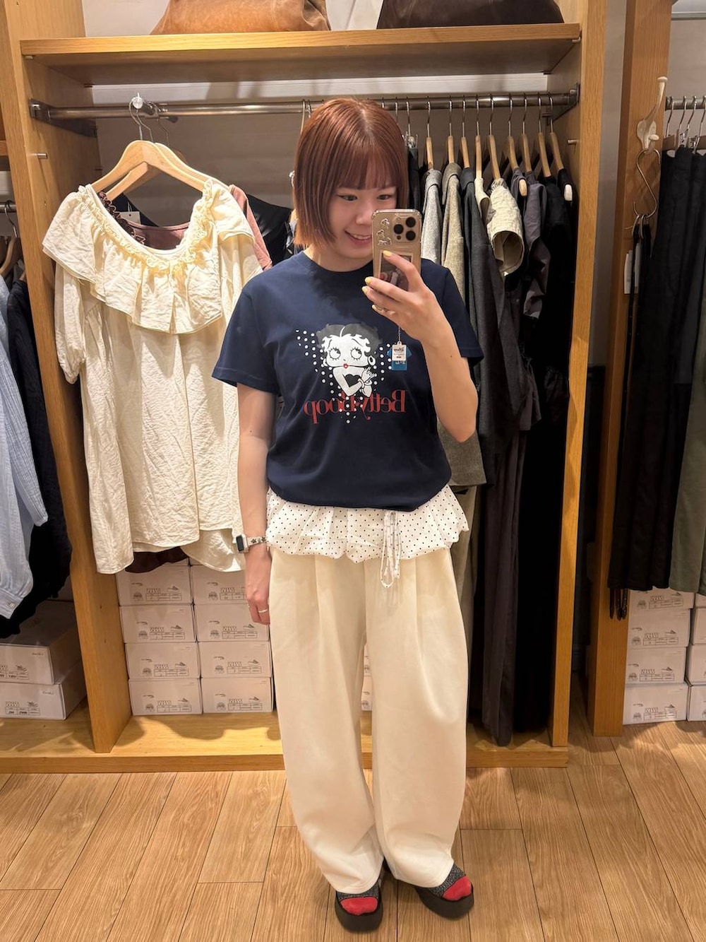 ベージュ系のスウェットパンツ、ブラック系のサンダル、ブルー系のTシャツ/カットソーを着用したレディースの春コーディネートの2枚目の写真