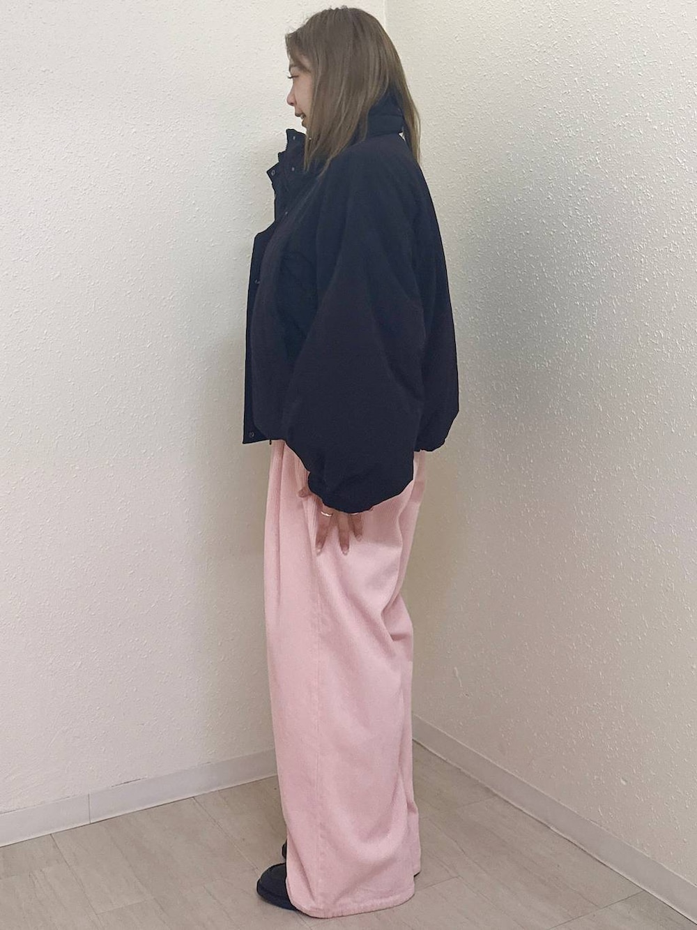 ブラック系のその他アウター、ピンク系のその他パンツ、ブラック系のローファーを着用したレディースの秋コーディネートの5枚目の写真