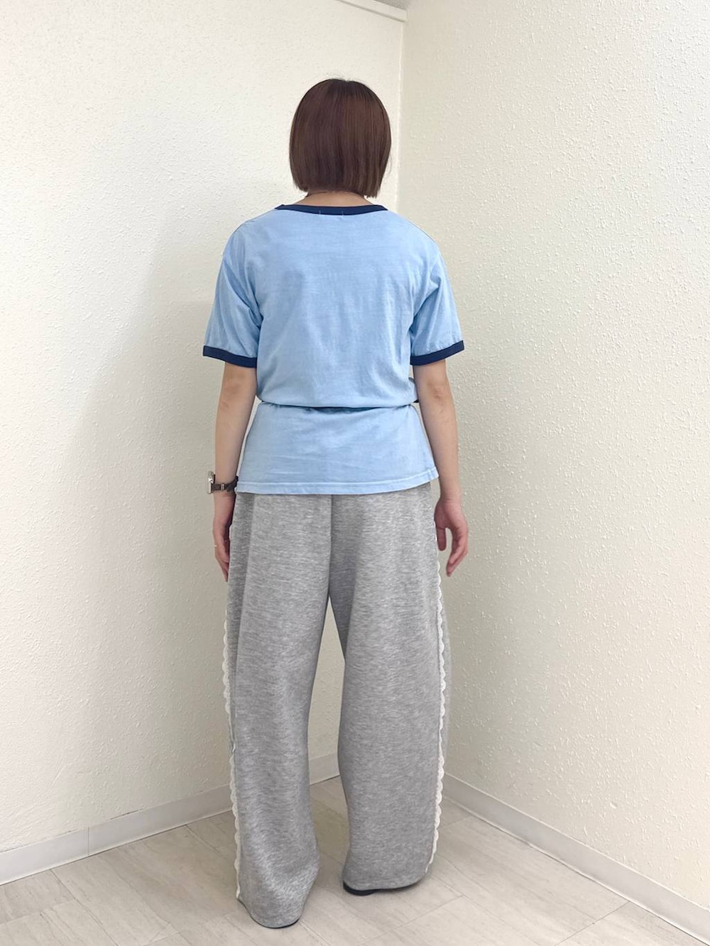 グレー系のスウェットパンツ、ブラック系のボディバッグ/ウエストポーチ、ブラウン系のサンダルを着用したレディースの夏コーディネートの4枚目の写真