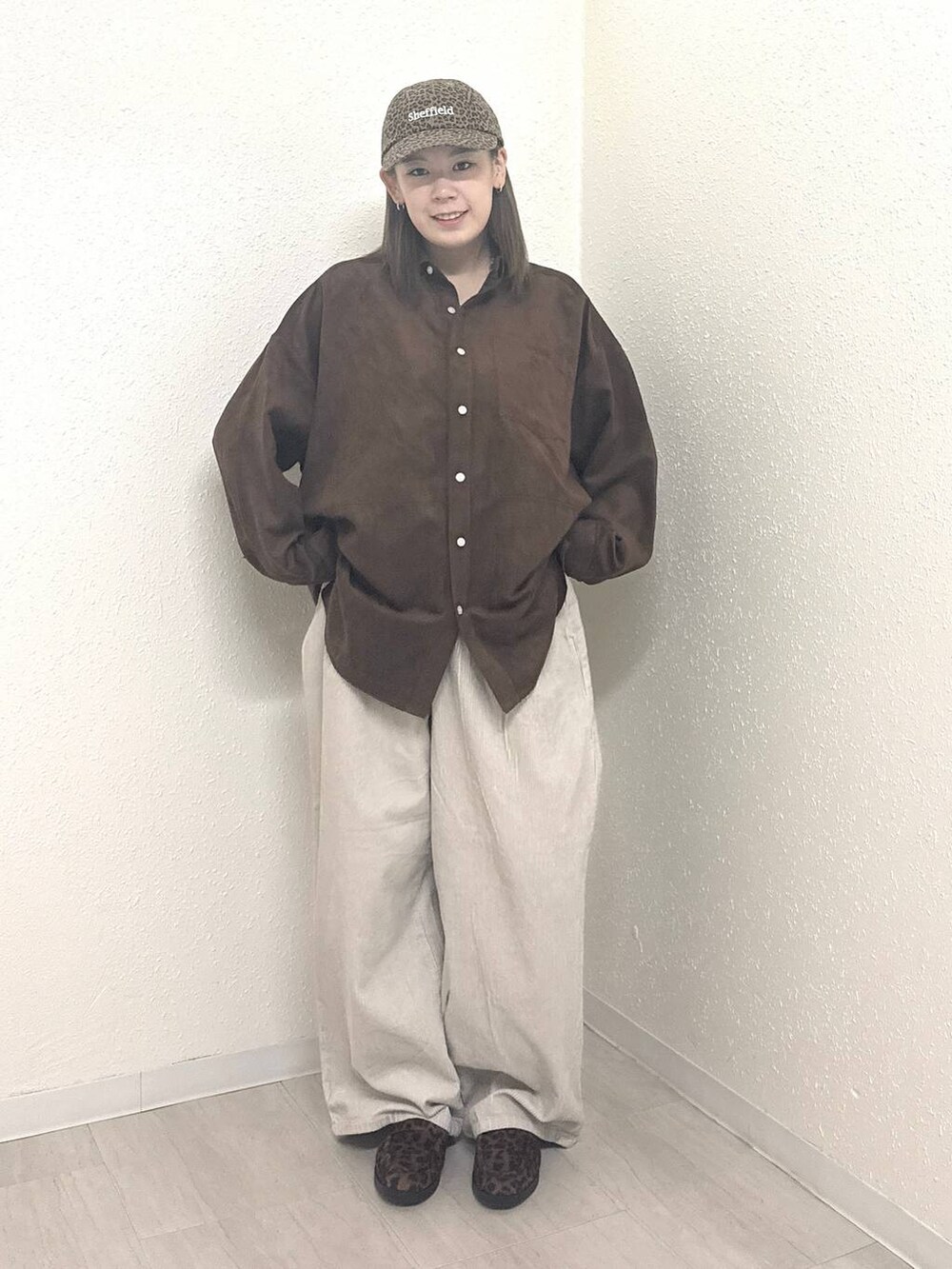 ホワイト系のその他パンツ、ブラウン系のシャツ/ブラウス、その他のローファーを着用したレディースの秋コーディネートの2枚目の写真