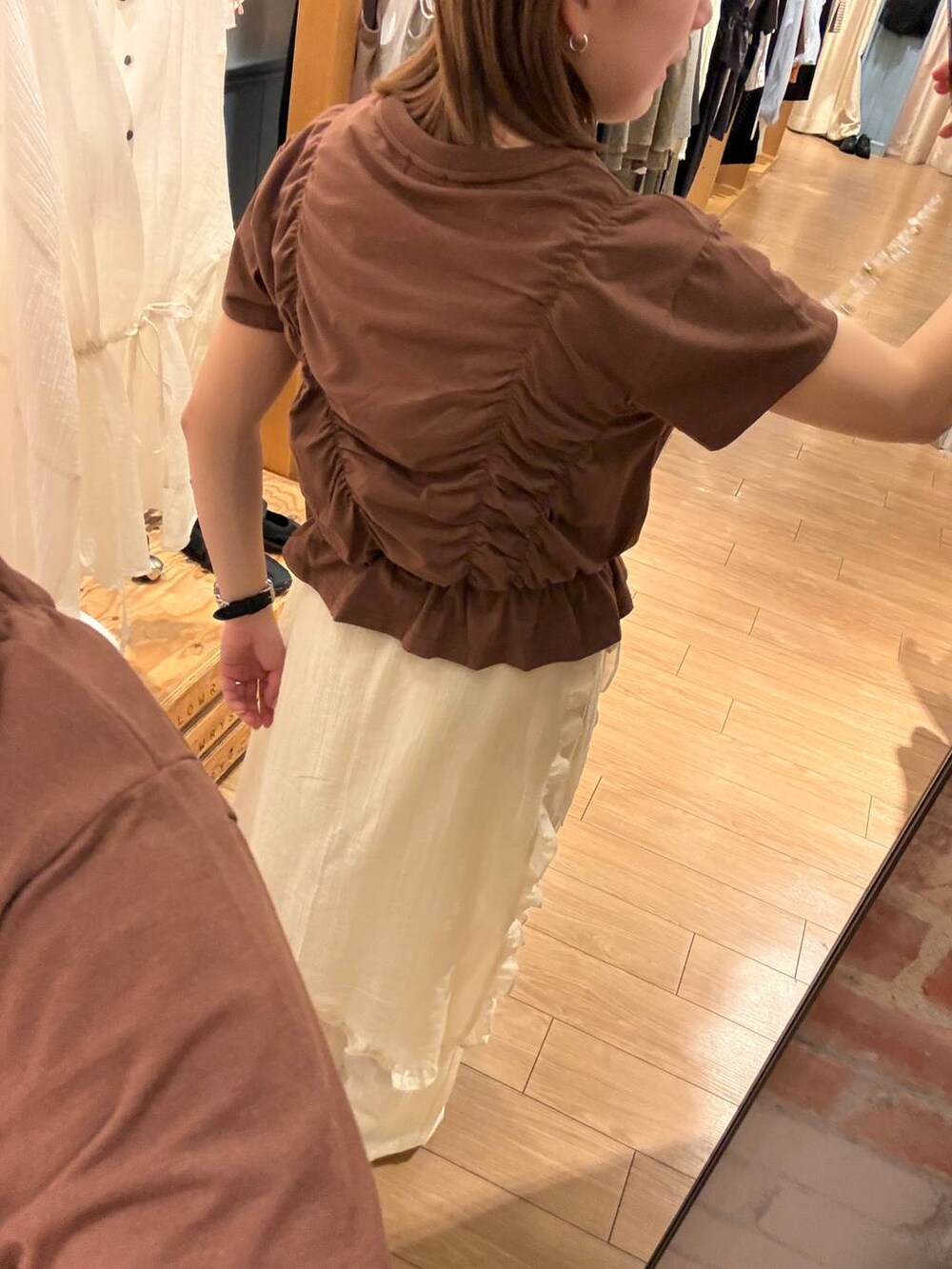 ブラウン系のTシャツ/カットソー、ホワイト系のその他パンツを着用したレディースの春コーディネートの3枚目の写真