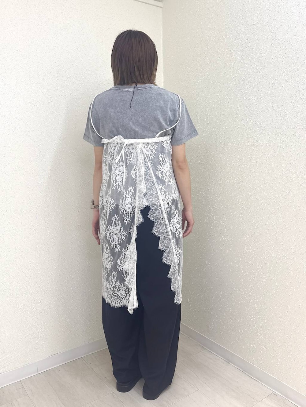 ブラック系のその他パンツ、ホワイト系のサンダル、ホワイト系のワンピースを着用したレディースの春コーディネートの3枚目の写真