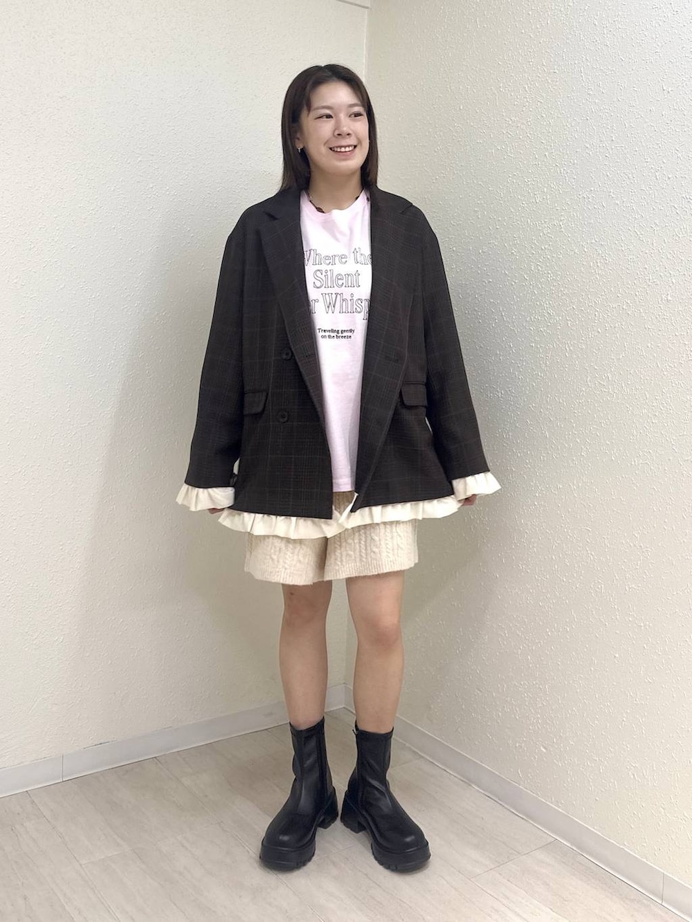 ブラック系のブーツ、ホワイト系のその他パンツ、ピンク系のTシャツ/カットソーを着用したレディースの秋コーディネートの2枚目の写真