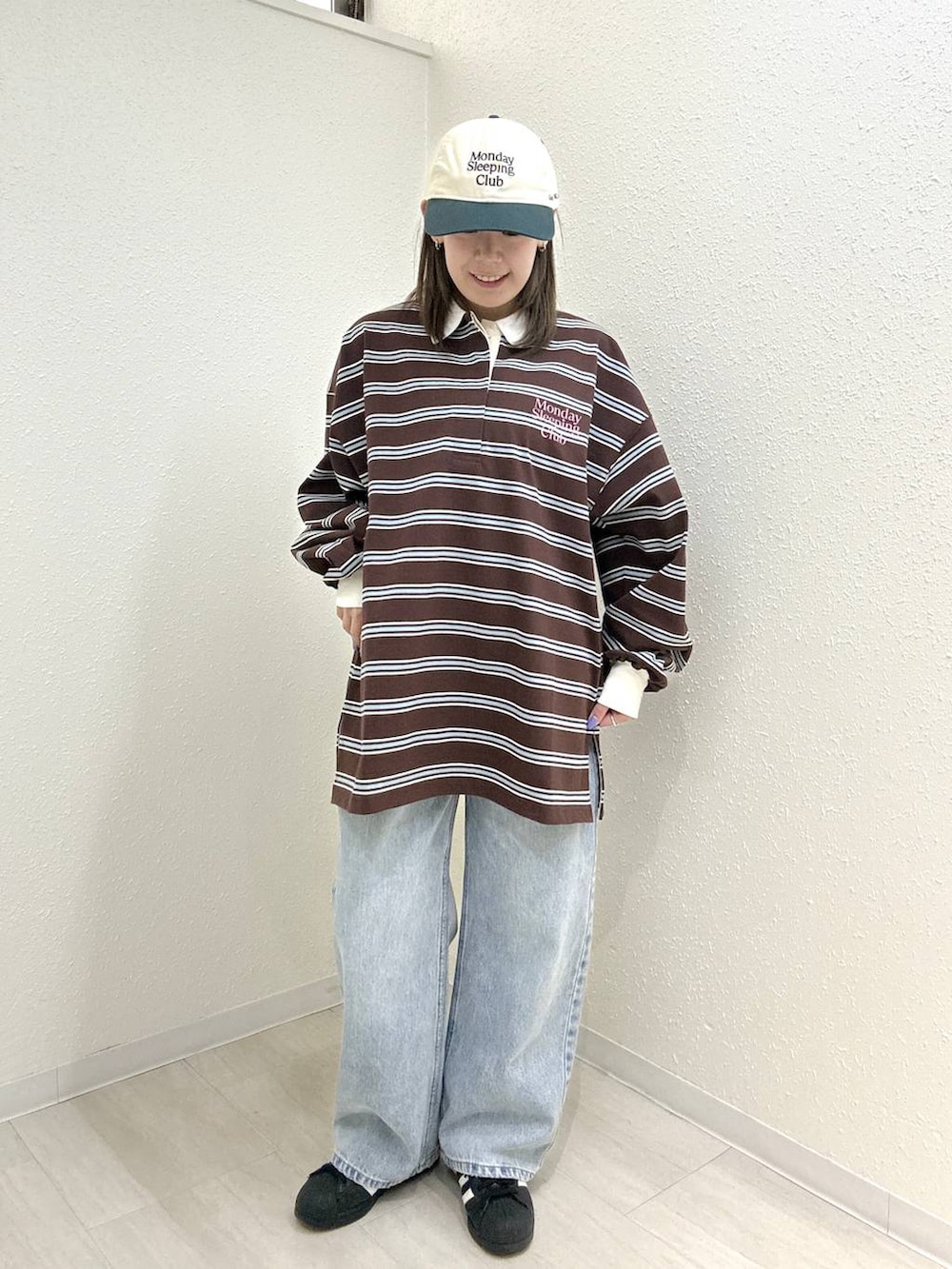 ブラウン系のTシャツ/カットソー、ホワイト系のキャップを着用したレディースの春コーディネートの3枚目の写真