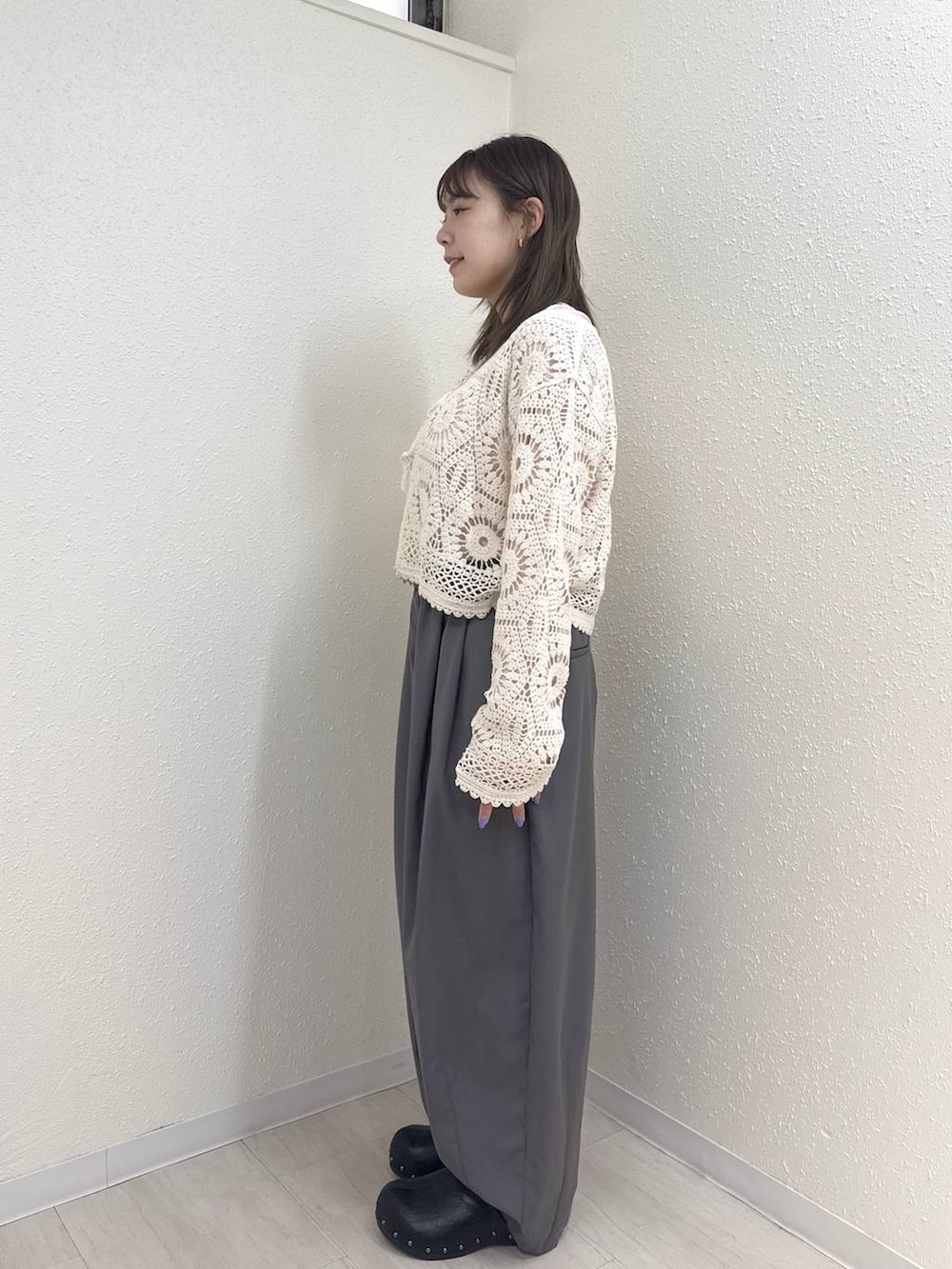 グレー系のその他パンツ、ピンク系のTシャツ/カットソー、ブラック系のサンダルを着用したレディースの春コーディネートの4枚目の写真