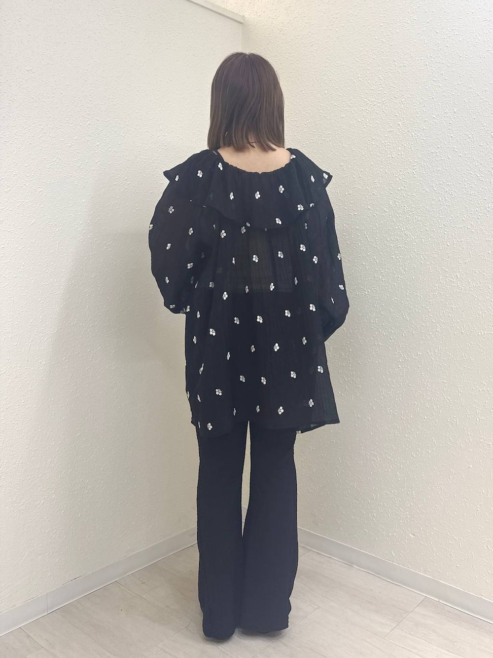 ブラック系のパンプス、ブラック系のその他パンツ、ブラック系のワンピースを着用したレディースの春コーディネートの3枚目の写真