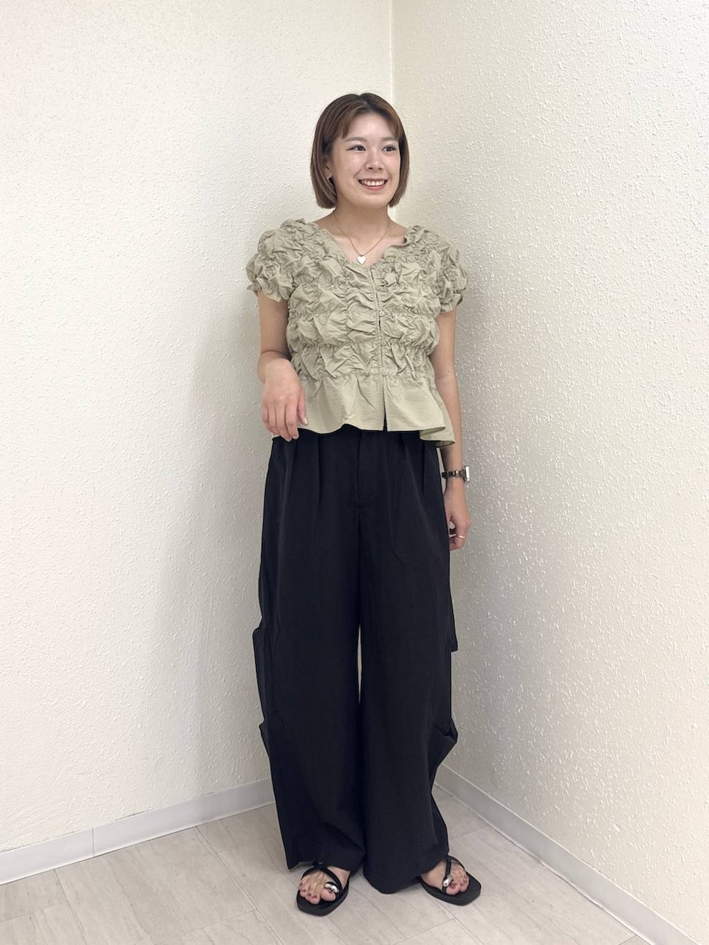 ベージュ系のシャツ/ブラウス、ブラック系のその他パンツ、ブラック系のサンダルを着用したレディースの夏コーディネートの2枚目の写真