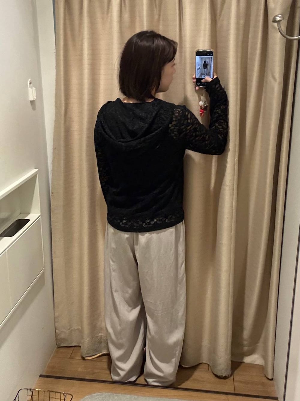 ブラック系のTシャツ/カットソー、ブラック系のサンダル、ホワイト系のその他パンツを着用したレディースの夏コーディネートの2枚目の写真