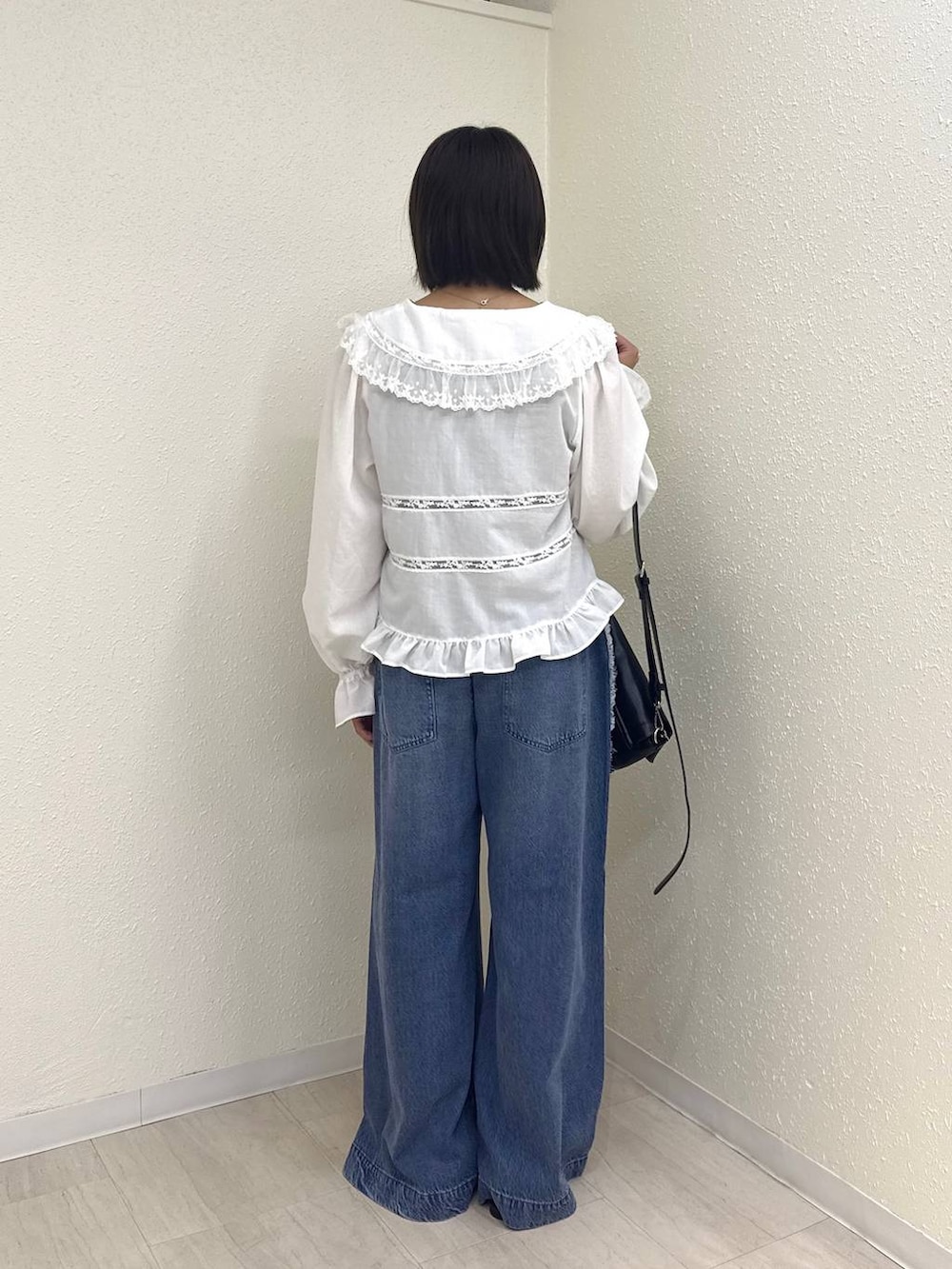 ホワイト系のシャツ/ブラウス、ブルー系のデニムパンツ、ブラック系のサンダルを着用したレディースの夏コーディネートの2枚目の写真