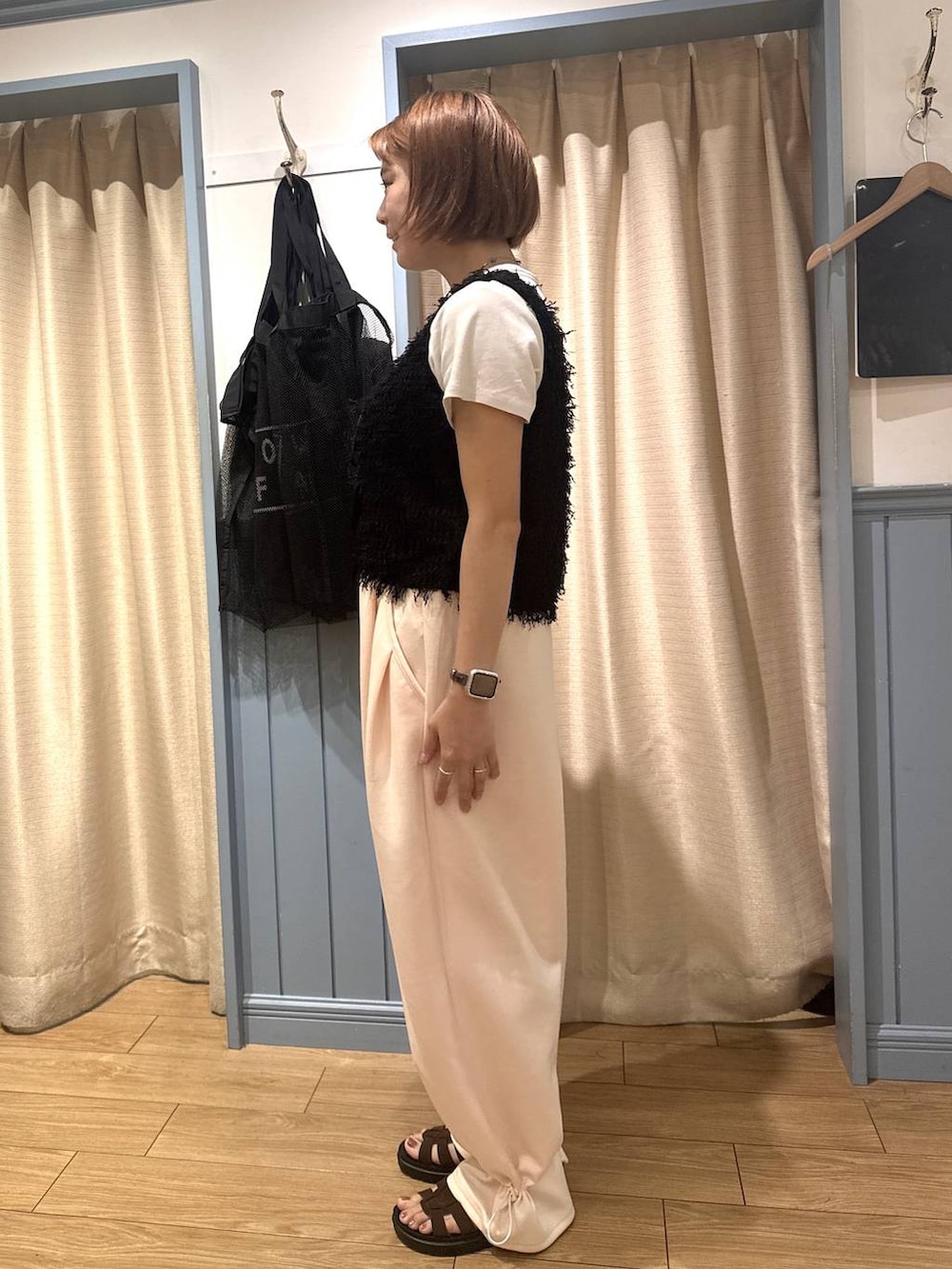 ピンク系のスウェットパンツ、ホワイト系のTシャツ/カットソー、ブラウン系のサンダルを着用したレディースの夏コーディネートの3枚目の写真