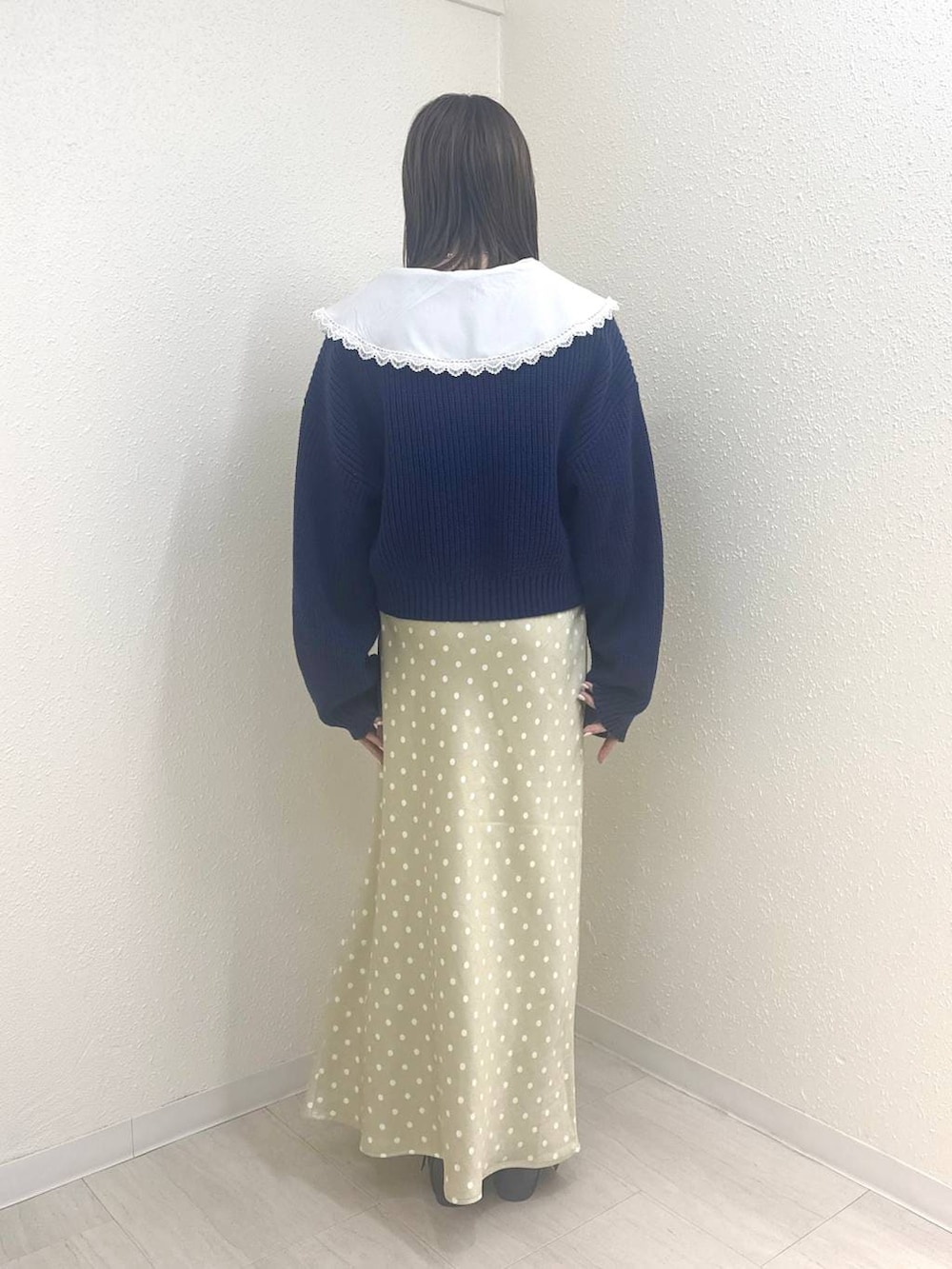 ベージュ系のスカート、ブルー系のカーディガン/ボレロを着用したレディースの冬コーディネートの3枚目の写真