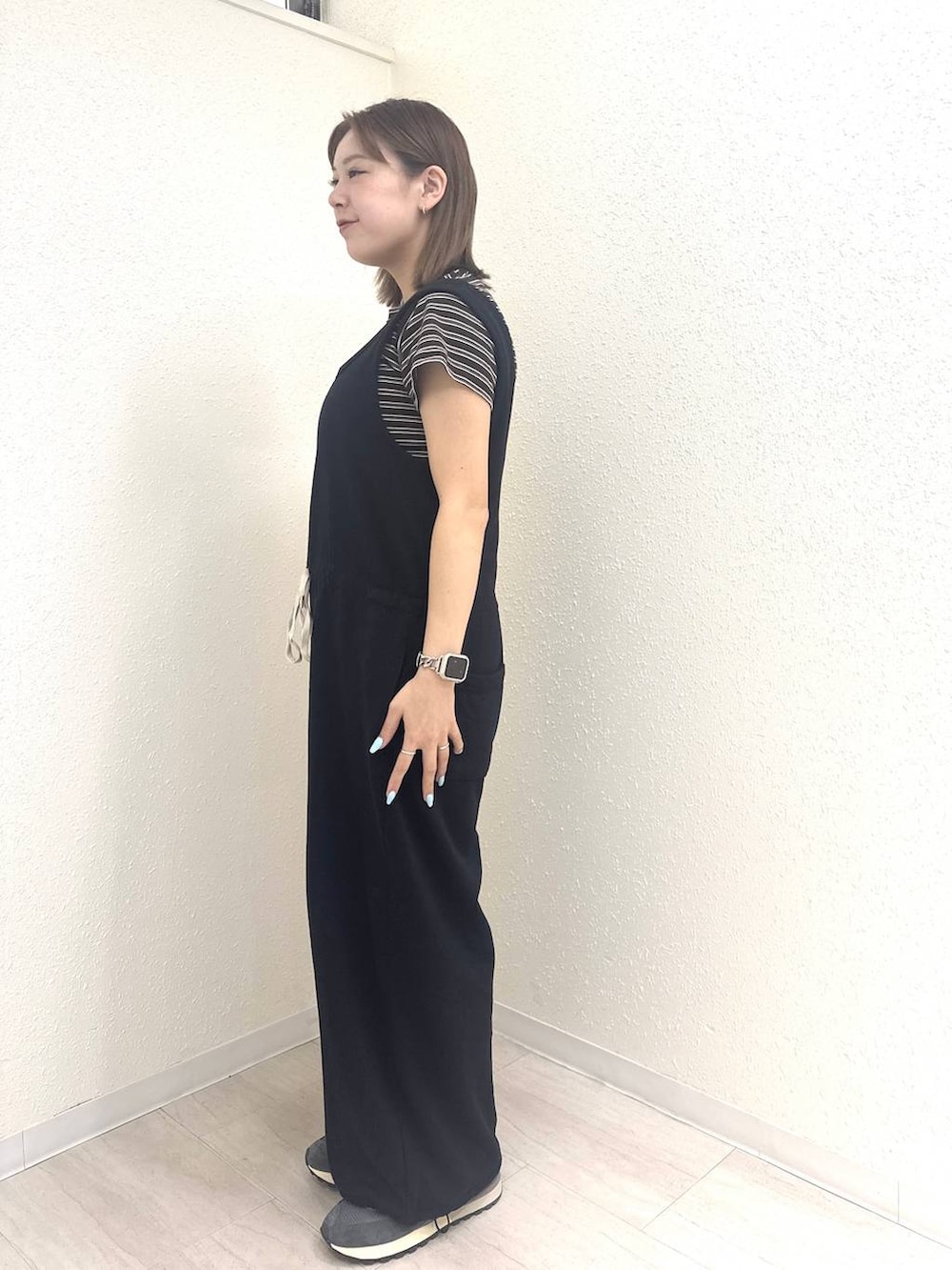 ブラウン系のTシャツ/カットソー、ブラック系のサロペット/オーバーオールを着用したレディースの春コーディネートの4枚目の写真