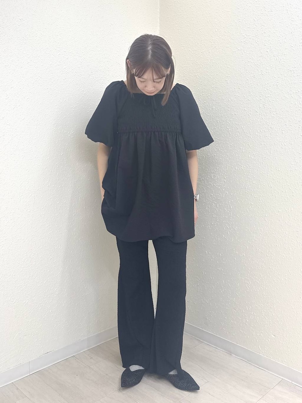 ブラック系のパンプス、ブラック系のその他パンツ、ブラック系のシャツ/ブラウスを着用したレディースの春コーディネートの3枚目の写真