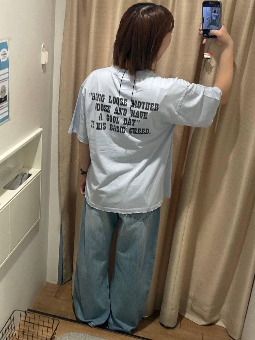 ブルー系のデニムパンツ、シルバー系のサンダル、ブルー系のTシャツ/カットソーを着用したレディースの夏コーディネートの2枚目の写真