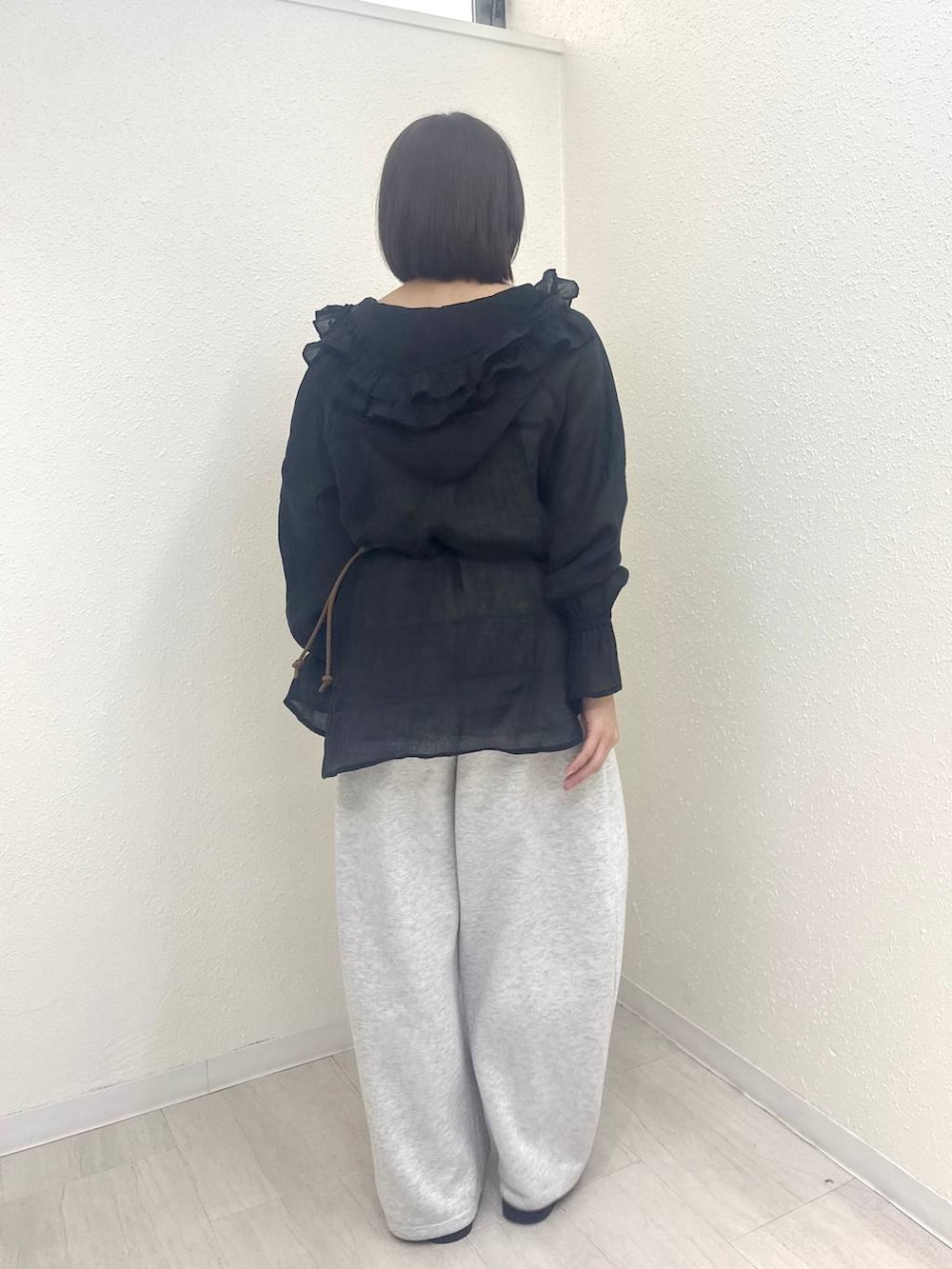 イエロー系のボディバッグ/ウエストポーチ、グレー系のスウェットパンツ、ブラック系のシャツ/ブラウスを着用したレディースの秋コーディネートの4枚目の写真