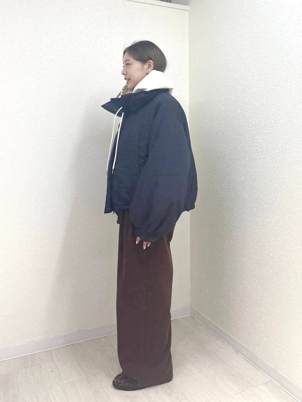 ブラウン系のその他パンツ、その他のローファー、ベージュ系のパーカーを着用したレディースの冬コーディネートの3枚目の写真