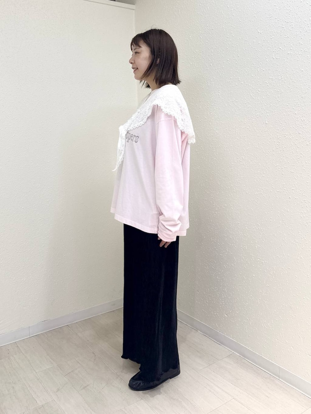 ブラック系のローファー、ピンク系のTシャツ/カットソー、ブラック系のスカートを着用したレディースの秋コーディネートの3枚目の写真