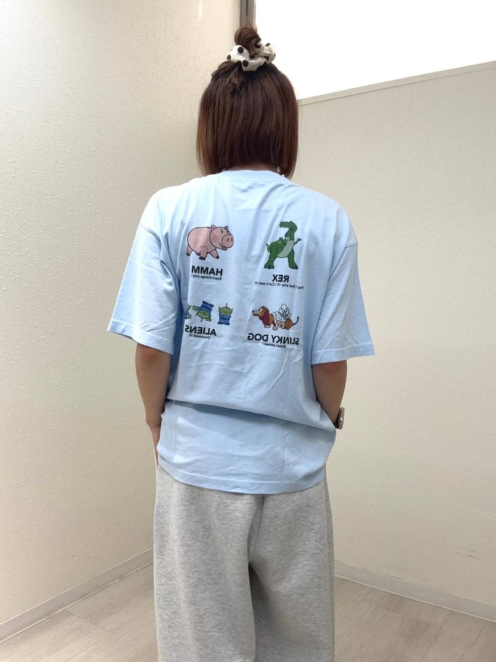 グレー系のスウェットパンツ、ブルー系のTシャツ/カットソー、ブルー系のネックレスを着用したレディースの夏コーディネートの4枚目の写真