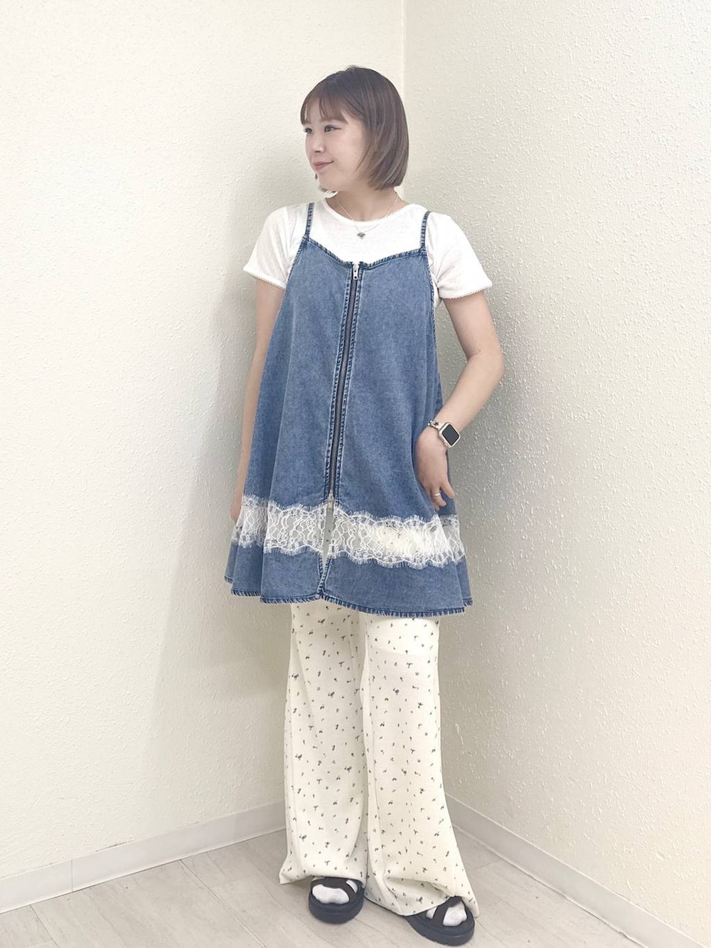 ブラウン系のサンダル、ホワイト系のその他パンツ、ブルー系のワンピースを着用したレディースの春コーディネートの2枚目の写真