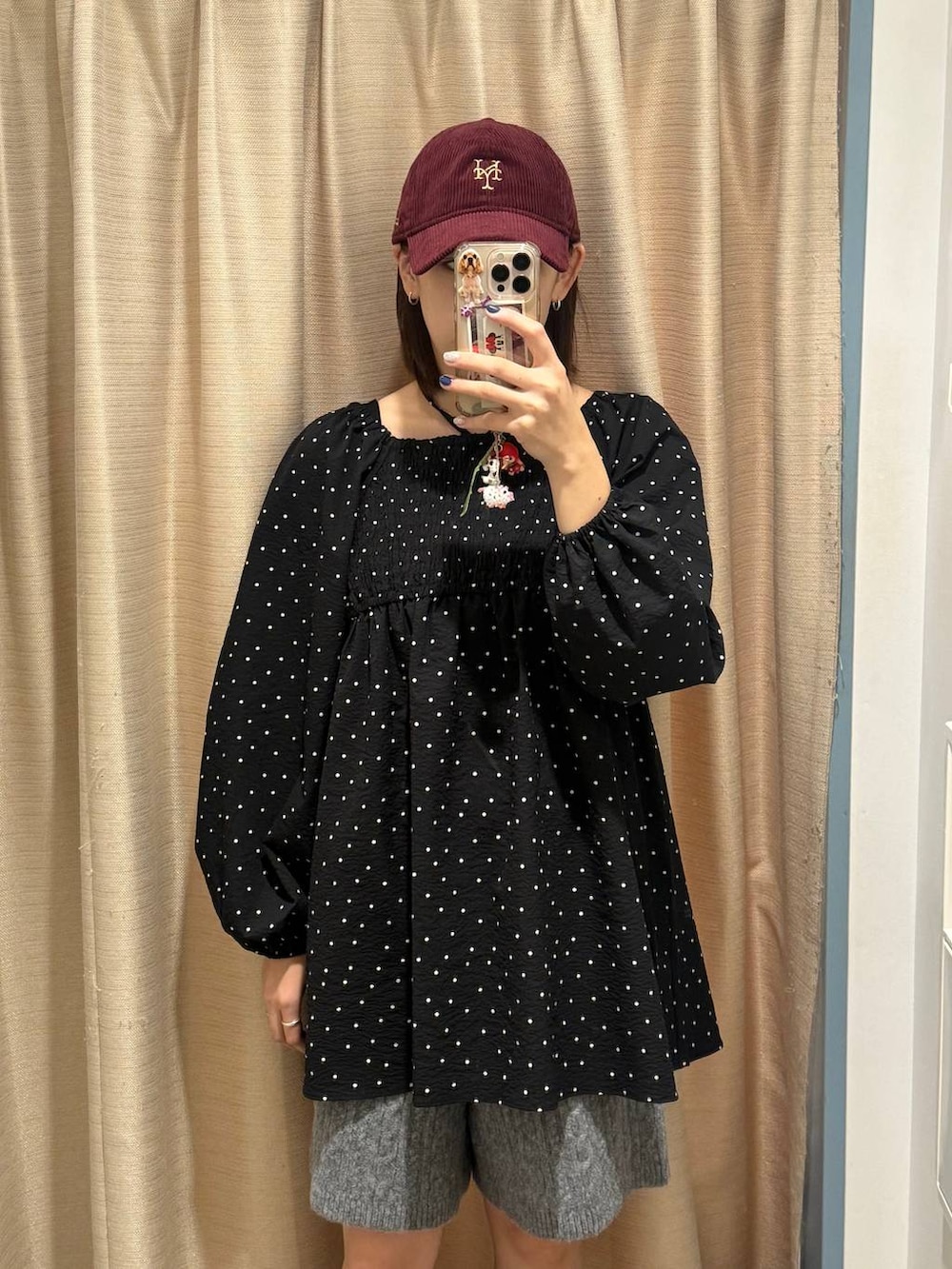 グレー系のその他パンツ、ブラック系のシャツ/ブラウス、ブラック系のローファーを着用したレディースの秋コーディネートの2枚目の写真