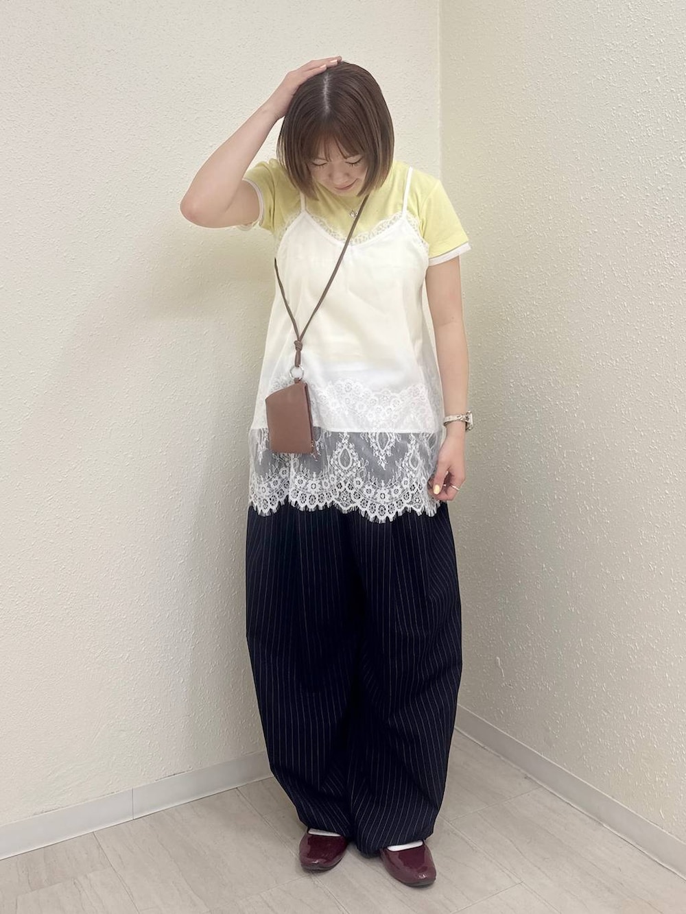 ブルー系のその他パンツ、ホワイト系のTシャツ/カットソー、イエロー系のTシャツ/カットソーを着用したレディースの春コーディネートの2枚目の写真