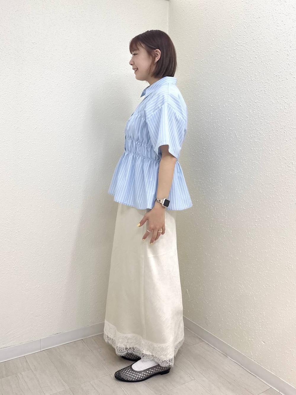 シルバー系のその他シューズ、ブルー系のTシャツ/カットソー、ホワイト系のスカートを着用したレディースの春コーディネートの3枚目の写真