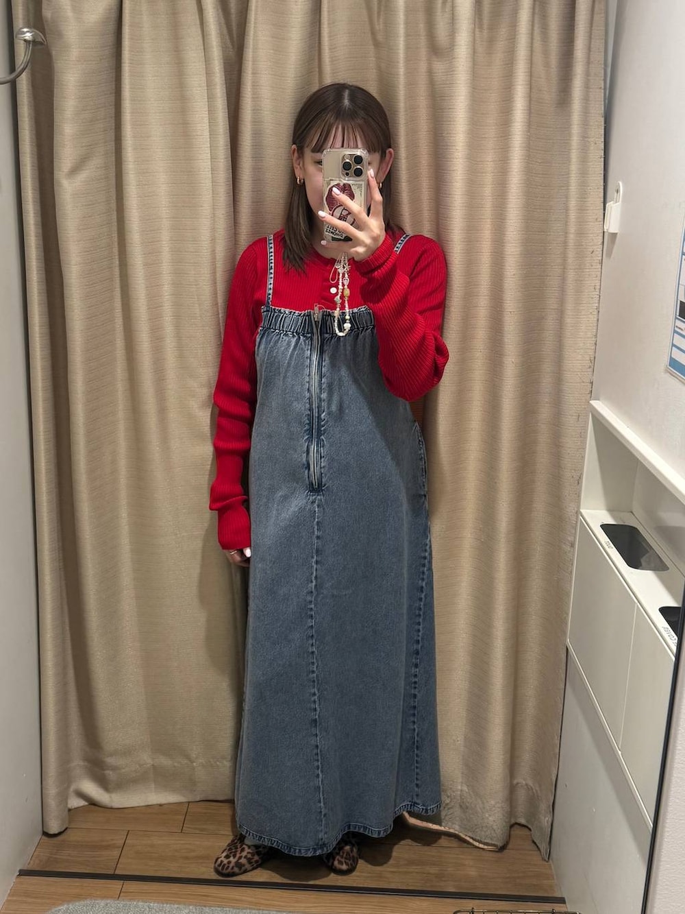 ブルー系のワンピース、ブラック系のブルゾン、レッド系のTシャツ/カットソーを着用したレディースの冬コーディネートの2枚目の写真