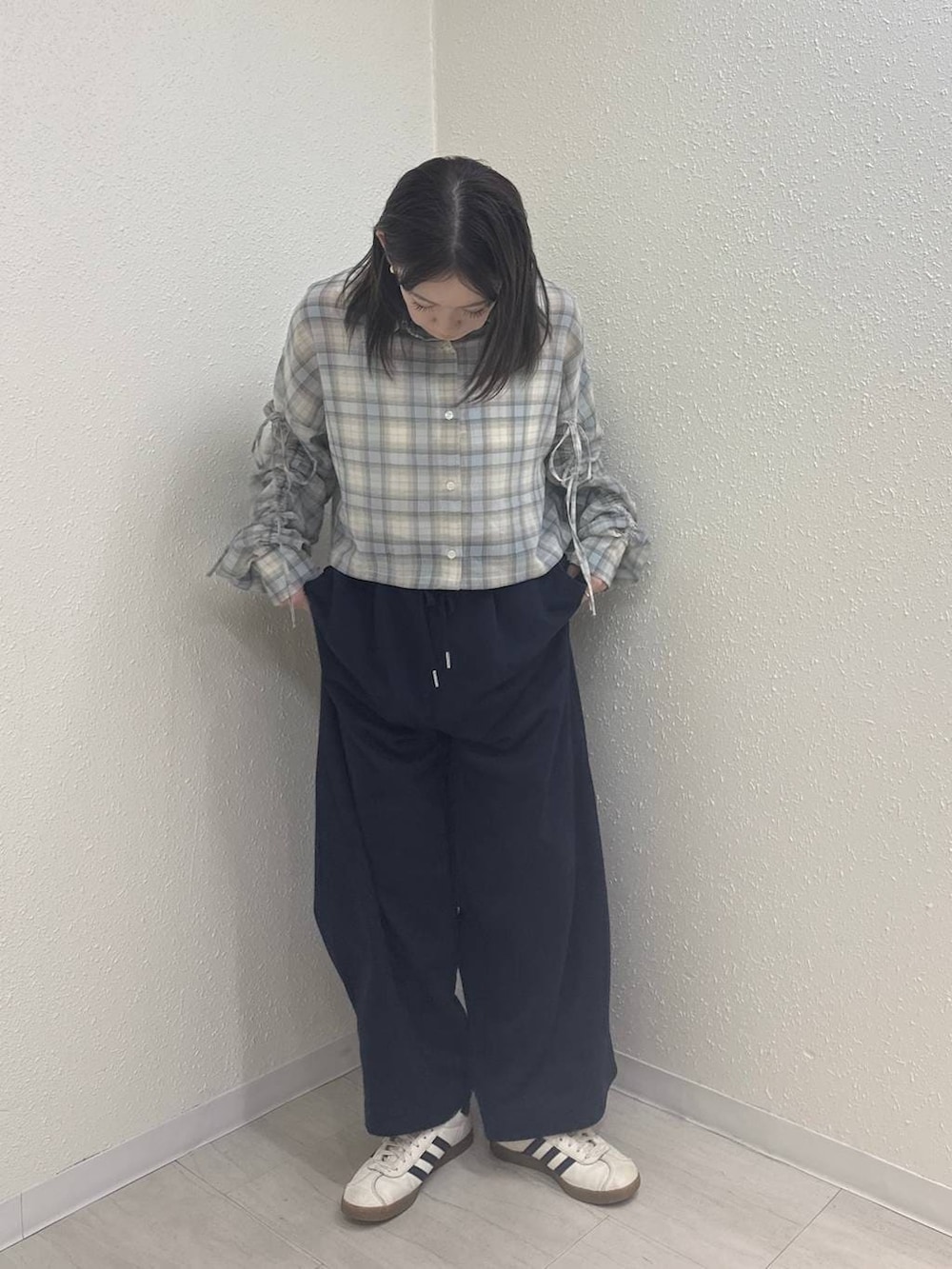 ブルー系のスウェットパンツ、ブルー系のシャツ/ブラウスを着用したレディースの春コーディネートの2枚目の写真