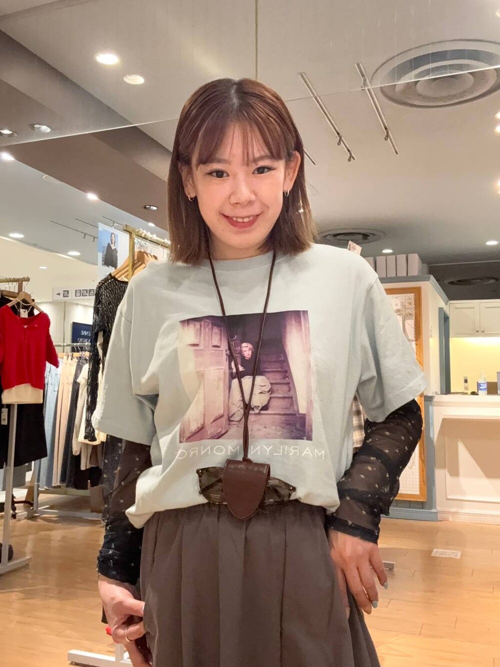グレー系のその他パンツ、ブルー系のTシャツ/カットソー、その他のサングラスを着用したレディースの春コーディネートの2枚目の写真