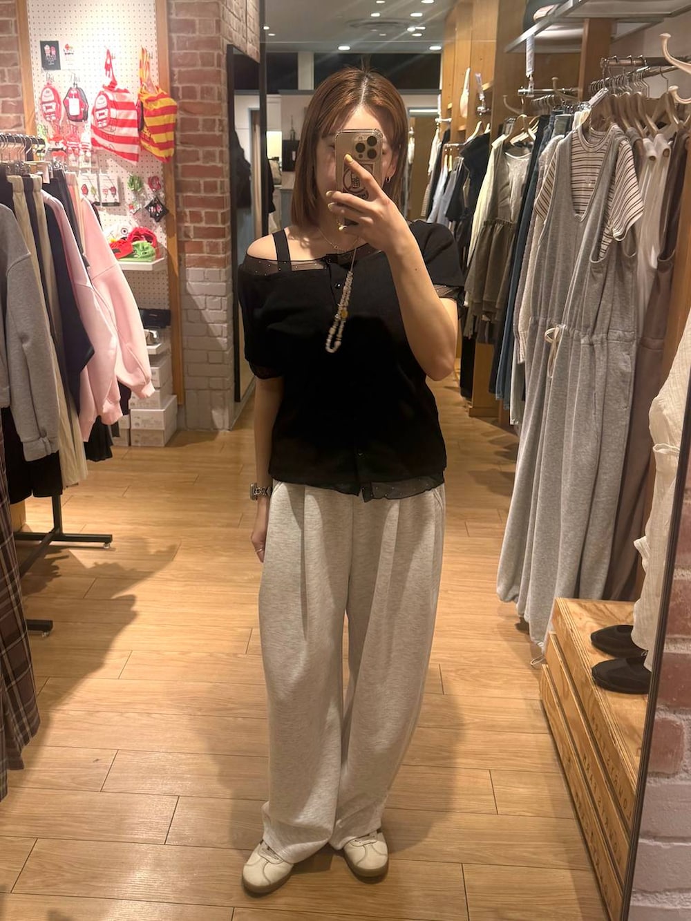 グレー系のスウェットパンツ、ブラック系のTシャツ/カットソーを着用したレディースの春コーディネートの2枚目の写真