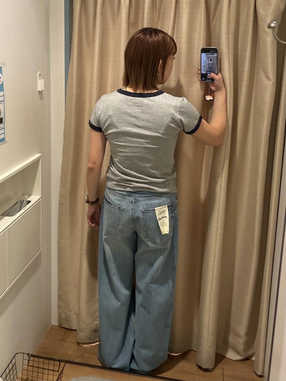 ブルー系のデニムパンツ、シルバー系のサンダル、グレー系のTシャツ/カットソーを着用したレディースの夏コーディネートの2枚目の写真