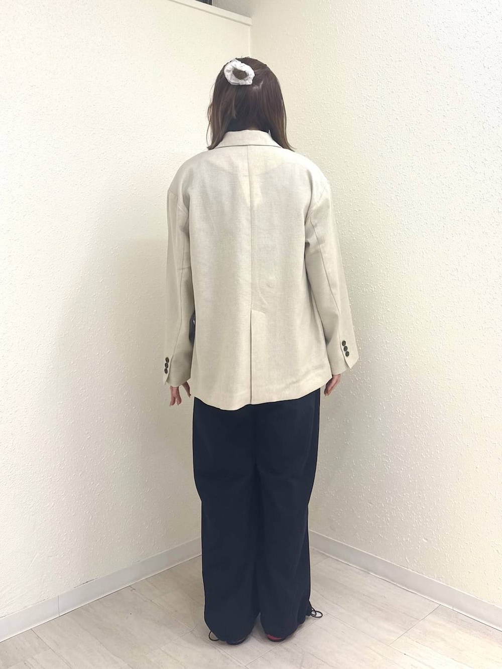 レッド系のパンプス、ブルー系のTシャツ/カットソー、ベージュ系のその他アウターを着用したレディースの春コーディネートの2枚目の写真