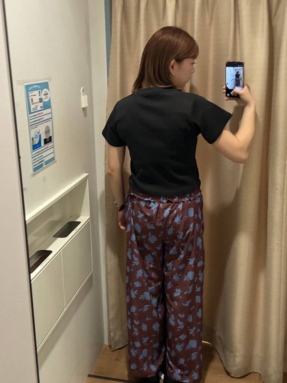ブラック系のTシャツ/カットソー、ブラック系のサンダル、ブラウン系のその他パンツを着用したレディースの春コーディネートの3枚目の写真