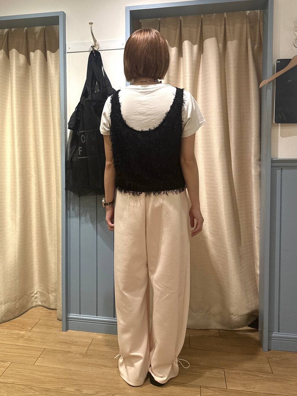 ピンク系のスウェットパンツ、ホワイト系のTシャツ/カットソー、ブラウン系のサンダルを着用したレディースの夏コーディネートの4枚目の写真