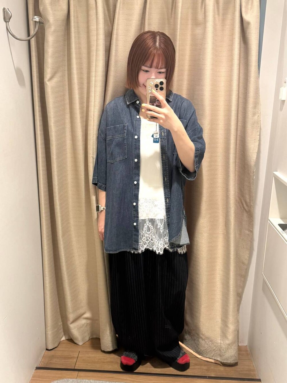 ブルー系のその他パンツ、ブラック系のサンダル、ホワイト系のタンクトップを着用したレディースの春コーディネートの2枚目の写真