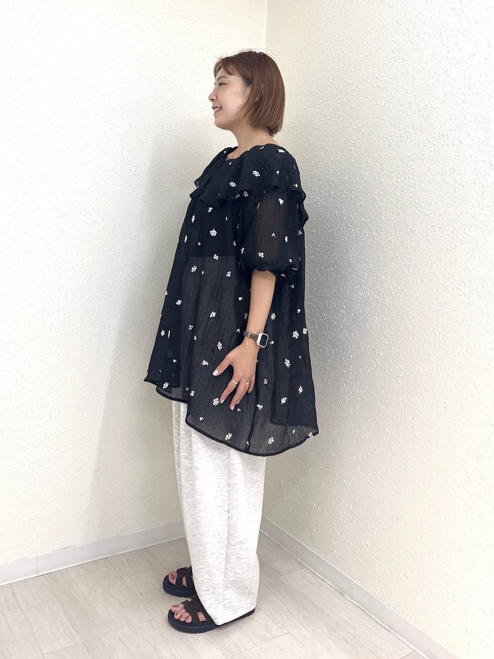 ブラック系のワンピース、グレー系のスウェットパンツ、ブラウン系のサンダルを着用したレディースの夏コーディネートの3枚目の写真