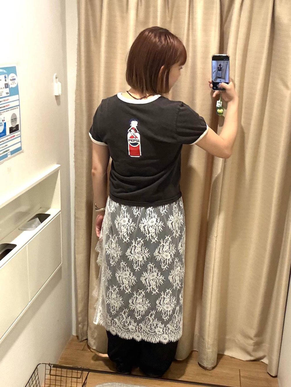 ブラック系のその他パンツ、ホワイト系のサンダル、グレー系のTシャツ/カットソーを着用したレディースの春コーディネートの3枚目の写真