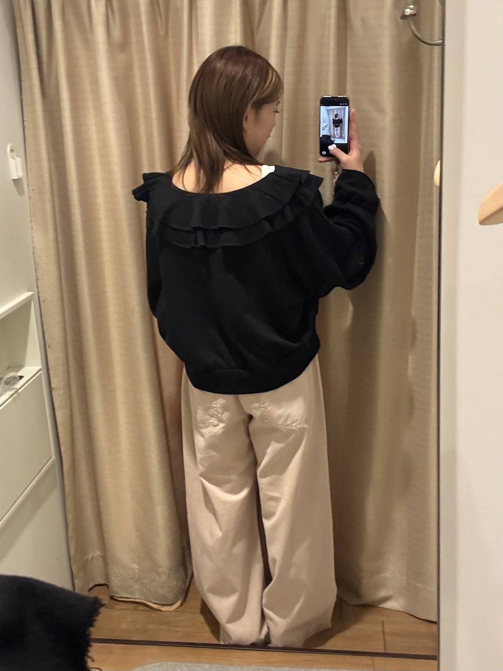 ピンク系のデニムパンツ、ブラック系のモカシン/デッキシューズ、ブラック系のスウェットを着用したレディースの春コーディネートの2枚目の写真