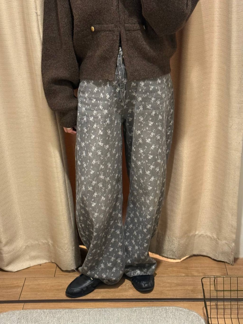 ブラック系のローファー、ブラック系のデニムパンツ、ブラウン系のノーカラージャケットを着用したレディースの秋コーディネートの3枚目の写真