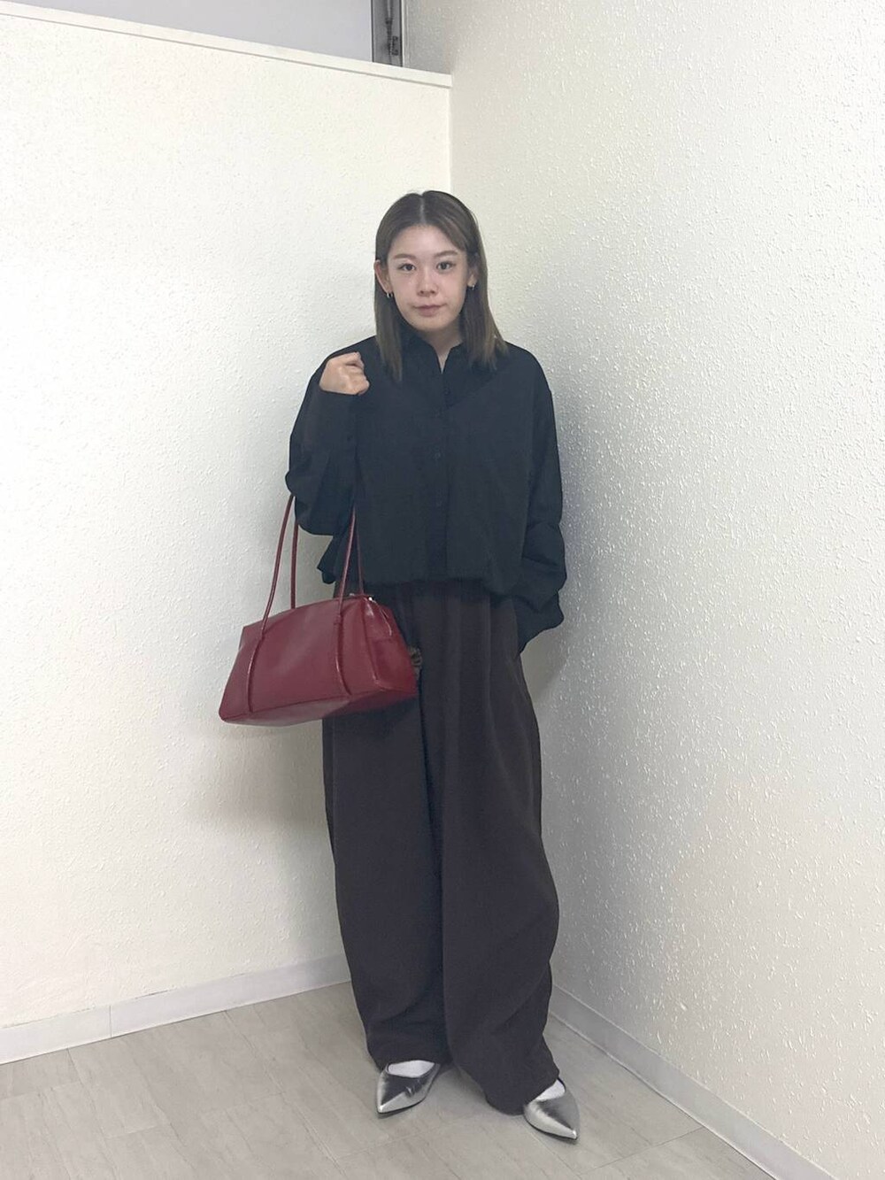 ブラウン系のその他パンツ、シルバー系のパンプス、ブラック系のシャツ/ブラウスを着用したレディースの秋コーディネートの4枚目の写真