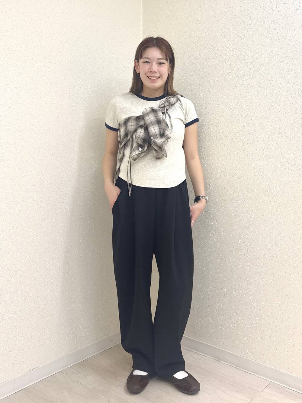 ブラック系のスウェットパンツ、ブラウン系のスニーカー、グレー系のTシャツ/カットソーを着用したレディースの春コーディネートの4枚目の写真