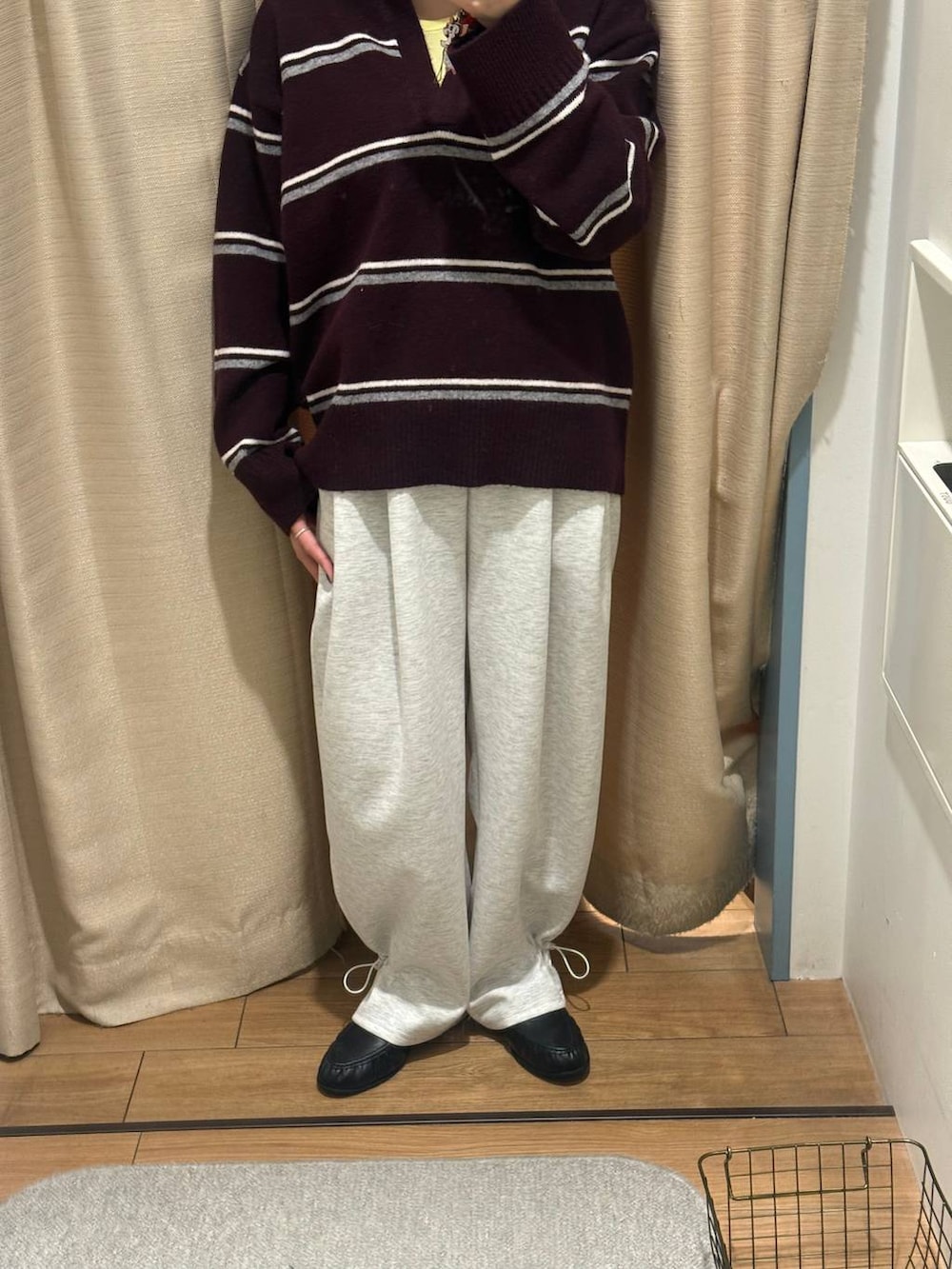イエロー系のタンクトップ、グレー系のスウェットパンツ、ブラック系のバレエシューズを着用したレディースの秋コーディネートの3枚目の写真