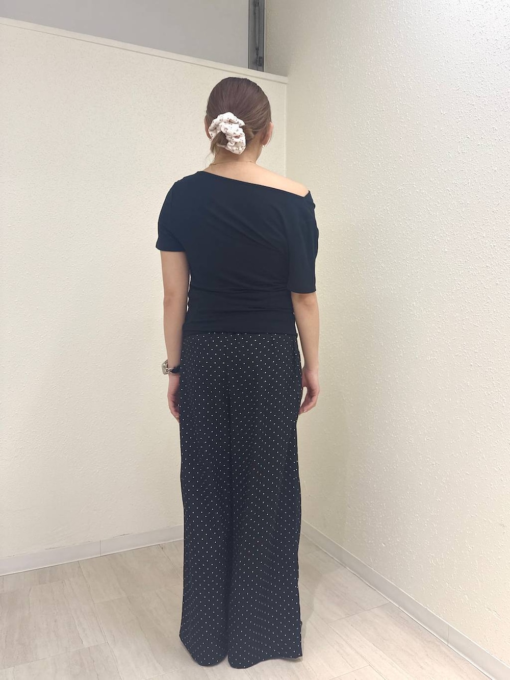 ブラック系のTシャツ/カットソー、ブラック系のサンダル、ブラック系のその他パンツを着用したレディースの春コーディネートの2枚目の写真