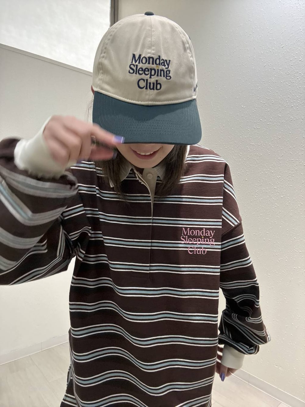 ブラウン系のTシャツ/カットソー、ホワイト系のキャップを着用したレディースの春コーディネートの2枚目の写真