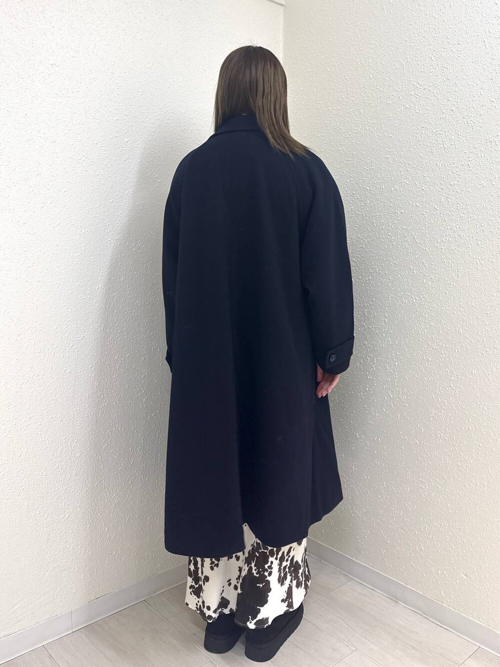 その他のスカート、ブルー系のチェスターコート、ブラック系のブーツを着用したレディースの冬コーディネートの4枚目の写真