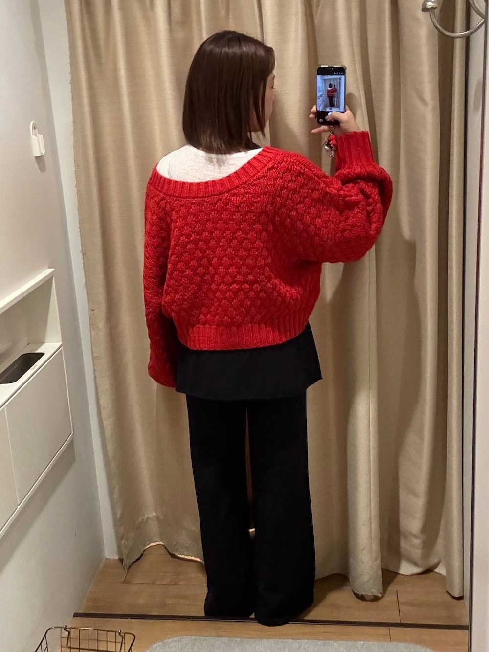 ブラック系のスウェットパンツ、ブラック系のバレエシューズ、ホワイト系のTシャツ/カットソーを着用したレディースの秋コーディネートの3枚目の写真